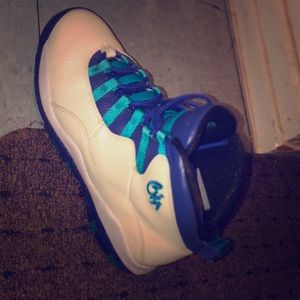 Selling sneakers because this shoes are to small.